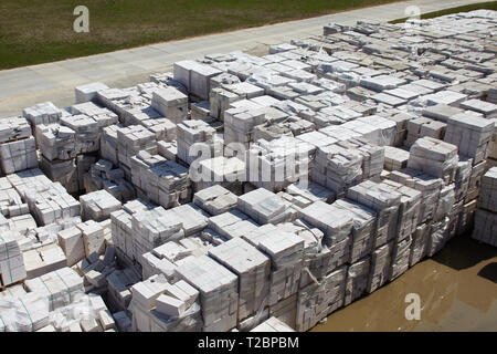 Vista aerea del aerato autoclavato blocchi in calcestruzzo, sia difettoso e buona, su pallet, conservati in magazzino in fabbrica Foto Stock