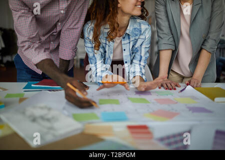 La sezione centrale shot del team creativo del progetto di pianificazione disegno roadmap in ufficio, spazio di copia Foto Stock