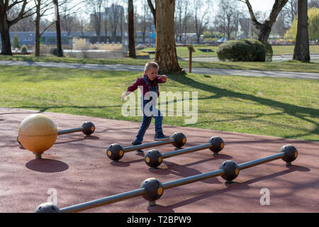 Little Boy giocare nel parco d'estate. Bambino con abiti colorati Foto Stock