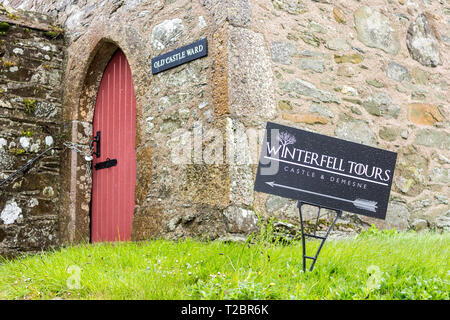 Strangford, Irlanda del Nord. Winterfell Tours segno a Castle Ward, una famosa location del film per la TV di fantasia show Game di Troni Foto Stock