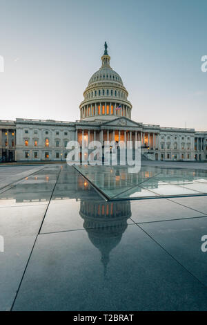 La United States Capitol riflettendo in vetro, in Washington, DC Foto Stock