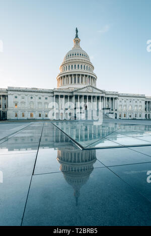 La United States Capitol riflettendo in vetro, in Washington, DC Foto Stock