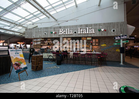 Bella Italia a Luton Airport UK ristorante avviso board personale segno segni cibo mangiare mangiare sedersi sedersi a sedere zona centro commerciale bar area in attesa di volare Foto Stock