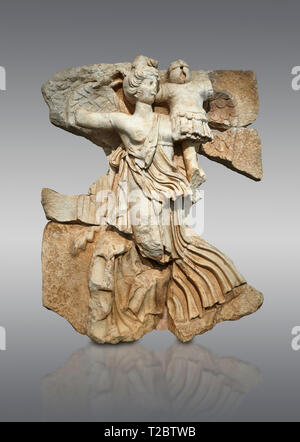 Sebasteion romana scultura in rilievo della dea vittoria, Aphrodisias museo, Aphrodisias, Turchia. Una dea alata vittoria( Nike) vola passato trasportare Foto Stock