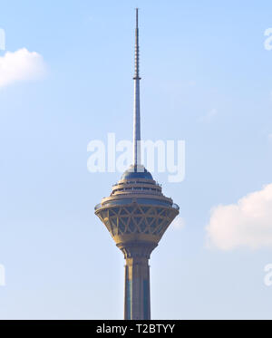 Milad Tower con cielo blu e nuvole nelle ore diurne. Tehran, Iran Foto Stock