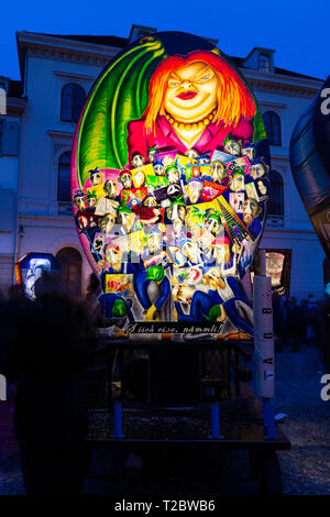 Muensterplatz, Basilea, Svizzera - Marzo 12th, 2019. Un dipinto a mano illuminate lanterna carnevale visualizzata sulla piazza del Duomo Foto Stock