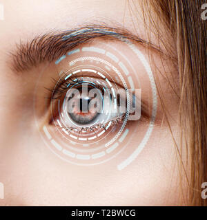 Femmina digitale occhio nel processo di scansione. Nuove tecnologie e nuovi concept futuristico Foto Stock