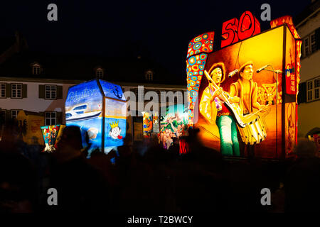 Muensterplatz, Basilea, Svizzera - Marzo 12th, 2019. Diversi dipinti a mano illuminate lanterne di carnevale visualizzata sulla piazza del Duomo Foto Stock