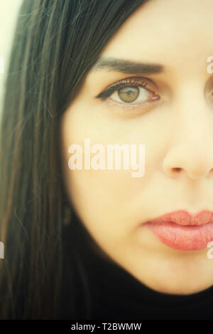 Chiudere fino a una giovane donna staring Foto Stock