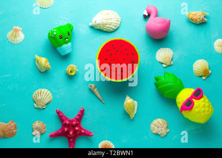 Vista superiore piatta - Conchiglie dei laici, il Flamingo, ananas, anguria,cactus, starfish su sfondo blu, estate sfondo di viaggio Foto Stock