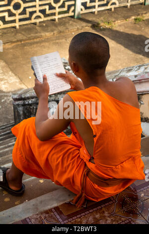 Cambogia, Kampong () Kompong Cham, Banteay Prei Nokor, monaco buddista di lettura del testo in fasi del Vihara principale preghiera hall Foto Stock