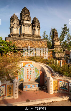 Cambogia, Kampong () Kompong Cham, Banteay Prei Nokor, cinese tomba tra stile Khmer stupa Foto Stock