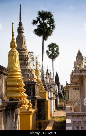 Cambogia, Kampong () Kompong Cham, Banteay Prei Nokor, piccolo stupa e chortens nel monastero motivi Foto Stock