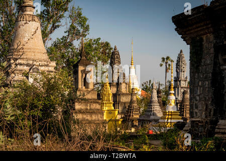 Cambogia, Kampong () Kompong Cham, Banteay Prei Nokor, piccolo stupa e chortens nel monastero motivi Foto Stock