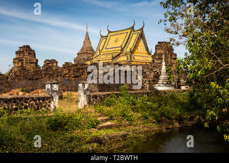 Cambogia, Kampong () Kompong Cham, Banteay Prei Nokor, tetto ornato di Vihara centrale sala da preghiera sopra antiche pietre antiche rovine di templi Foto Stock