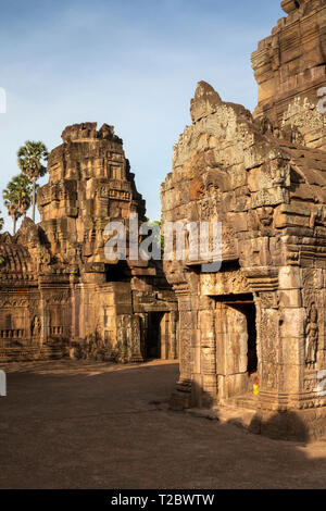 Cambogia, Kampong () Kompong Cham, Banteay Prei Nokor, antico in pietra gateway al tempio storico all'interno di pareti in rovina Foto Stock