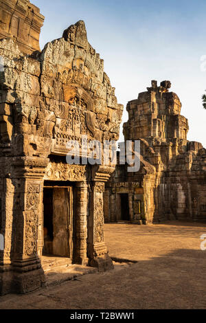 Cambogia, Kampong () Kompong Cham, Banteay Prei Nokor, antico in pietra gateway al tempio storico all'interno di pareti in rovina Foto Stock