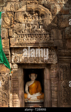 Cambogia, Kampong () Kompong Cham, Banteay Prei Nokor, storico Wat Nokor Tempio del Buddha scolpita nella nicchia Foto Stock