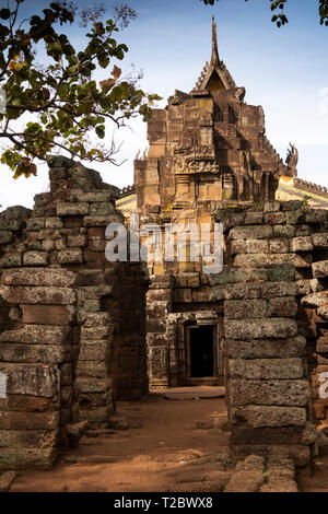 Cambogia, Kampong () Kompong Cham, Banteay Prei Nokor, gateway attraverso le antiche pareti di pietra del centro storico di Wat Nokor tempio Foto Stock