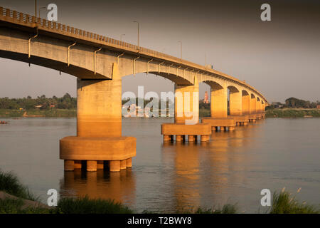 Cambogia, Kampong () Kompong Cham, Ponte Kizuna crrying Highway 7 attraverso il fiume Mekong al tramonto Foto Stock