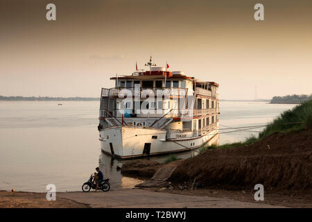 Cambogia, Kampong () Kompong Cham, la Jahan, Fiume Mekong cruise moat ormeggiati Foto Stock