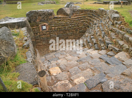 Resti di struttura Inca sotto la pioggia, Sacsayhuaman parco archeologico, Cusco, Perù Foto Stock