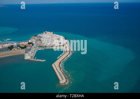 VISTA AEREA. Pittoresca città medievale di Peniscola e il suo porto turistico è sgradevole. Peñíscola, Comunità Valenciana, Spagna. Foto Stock