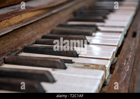 Sporco incrinato chiavi del vecchio pianoforte di close-up. Retro Foto Stock