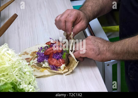 La preparazione di döner kebap con verdure fresche Foto Stock