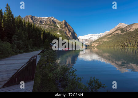 Il bel Lago Louise la mattina presto nel Parco Nazionale di Banff, Canada. Foto Stock