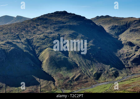 Il luccio O'Blisco visto da The Langdale Pikes, Langdale, Lake District, Cumbria Foto Stock