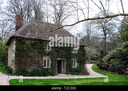 Un bel cottage con un edera-facciata coperta. Giardini del Lanhydrock, Bodmin. La Cornovaglia. Il National Trust in Inghilterra. Foto Stock