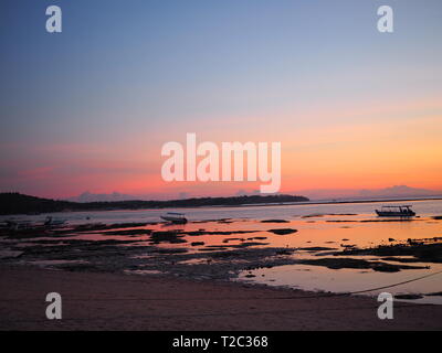 Tramonto sulla spiaggia Jungutbatu / Tramonto Spiaggia di Nusa Lembongan, Indonesia Foto Stock