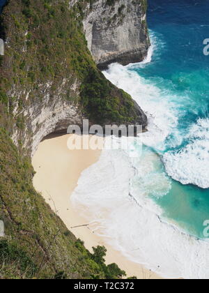 Vista da sopra Kelingking Beach, Nusa Penida, Indonesia Foto Stock