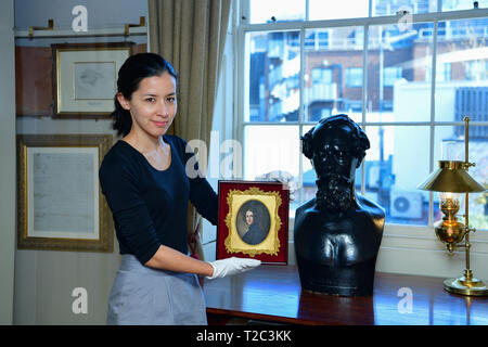 Louisa Prezzo, curatore presso il Charles Dickens Museum di Londra tenendo un perso il ritratto dello scrittore da Margaret Gillies. Foto Stock