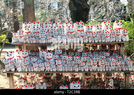 Maneki-Neko sventolando cat statue del tempio Gotokuji nel quartiere Setagaya di Tokyo in Giappone. Secondo la leggenda, questo tempio è il luogo di nascita o Foto Stock