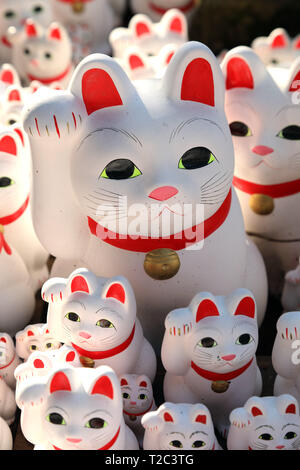 Maneki-Neko sventolando cat statue del tempio Gotokuji nel quartiere Setagaya di Tokyo in Giappone. Secondo la leggenda, questo tempio è il luogo di nascita o Foto Stock