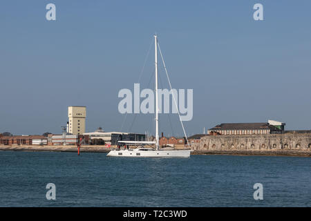 Yacht di lusso in mare entrando in Portsmouth Porto, Portsmouth, Regno Unito Foto Stock