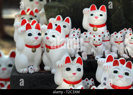 Maneki-Neko sventolando cat statue del tempio Gotokuji nel quartiere Setagaya di Tokyo in Giappone. Secondo la leggenda, questo tempio è il luogo di nascita o Foto Stock