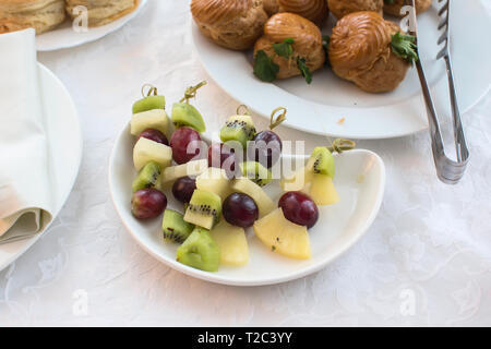 Piatti a buffet.tartine fatte a partire da uve di kiwi, Apple Foto Stock