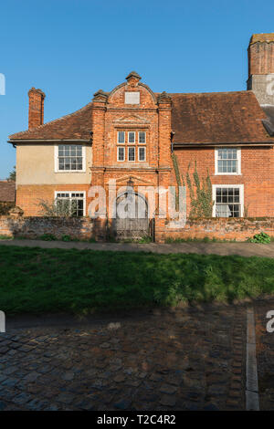 Casa sul fiume Kersey, lo storico (1490) River House edificio con i suoi primi Tudor portico in mattoni situato nel centro del villaggio di Kersey, Suffolk, Inghilterra. Foto Stock