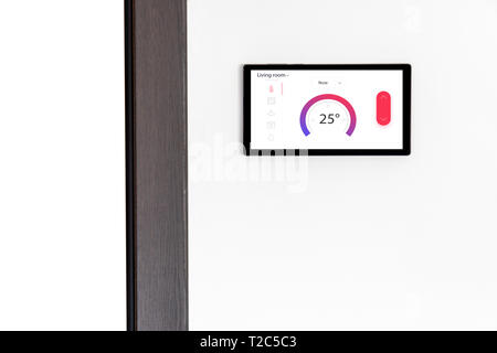 Smart home il controllo di temperatura del concetto. Il dispositivo con il software applicazione sullo schermo. Foto Stock