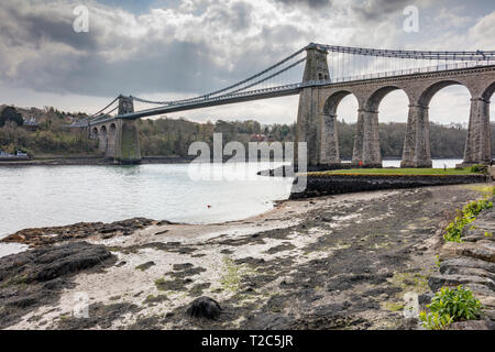 Thomas Telford Sospensione del ponte, Menai Bridge, da Anglesey verso Bangor, Galles del Nord, Regno Unito Foto Stock