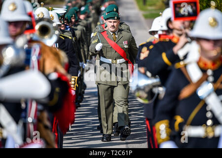 Un Royal Marine marche dietro la banda di Sua Maestà la Royal Marines eseguire durante un 40 Commando Royal Marine Parade, per celebrare i loro sforzi umanitari e reazione di uragano Irma nei Caraibi, a Norton Manor Camp in Taunton, Somerset. Foto Stock