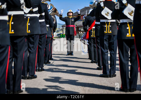 La banda di Sua Maestà la Royal Marines eseguire durante un 40 Commando Royal Marine Parade, per celebrare i loro sforzi umanitari e reazione di uragano Irma nei Caraibi, a Norton Manor Camp in Taunton, Somerset. Foto Stock