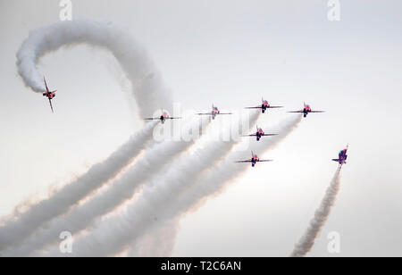 Le frecce rosse di prove al di sopra di RAF Linton On Ouse nello Yorkshire, durante la prima visualizzazione del loro 2019 stagione lontano da RAF Scampton. Foto Stock