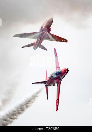 Le frecce rosse di prove al di sopra di RAF Linton On Ouse nello Yorkshire, durante la prima visualizzazione del loro 2019 stagione lontano da RAF Scampton. Foto Stock