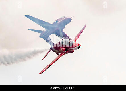 Le frecce rosse di prove al di sopra di RAF Linton On Ouse nello Yorkshire, durante la prima visualizzazione del loro 2019 stagione lontano da RAF Scampton. Foto Stock