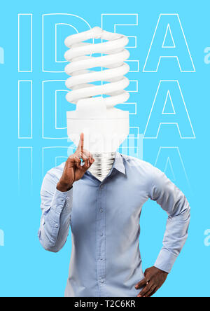 Una brillante idea. Smart cervelli dare una luce per nuove possibilità e modi. Un Uomo in camicia guidato da lampada incandescente in piedi contro lo sfondo blu. Azienda Foto Stock