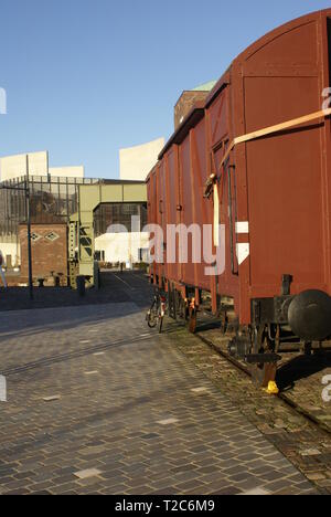 Ponte levatoio sopra il gateway nel porto di Bremerhaven. Germania. Mare del Nord. Foto Stock